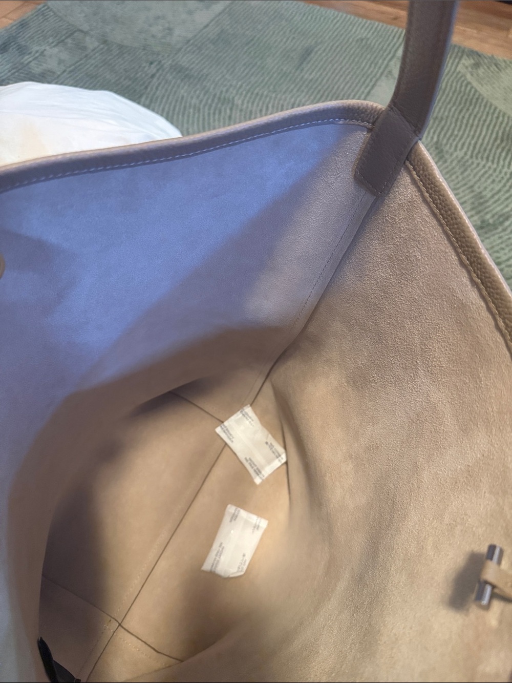 Large leather Bucket Bag - Picture 9 of 12
